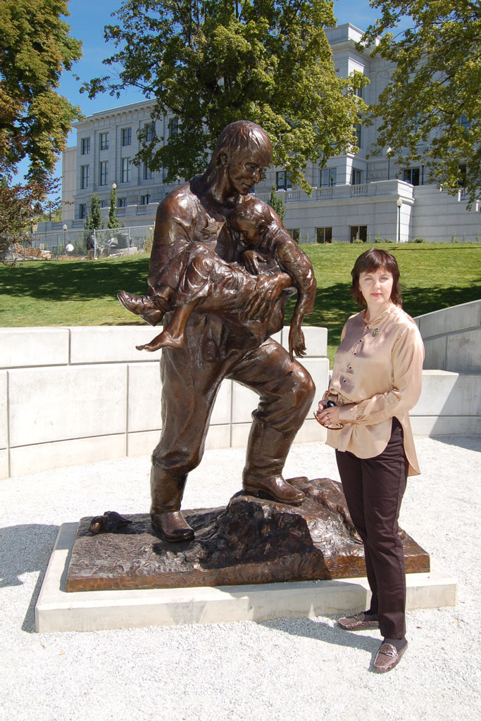 Heroic size bronze monument portrait sculpture Rodney Badger Police Memorial with Sculptor Lena Toritch